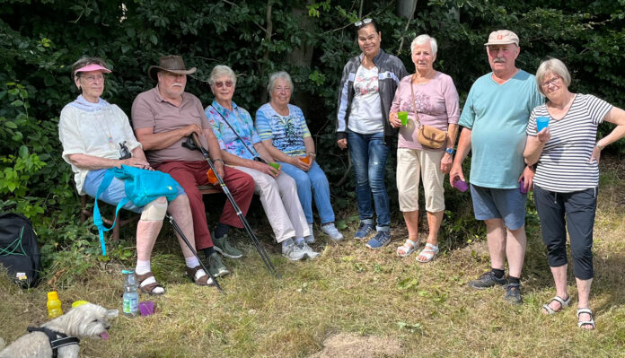fast schon wie ein Picknick in freier Wildbahn. Die Spaziergruppe bei der ersten Rast!