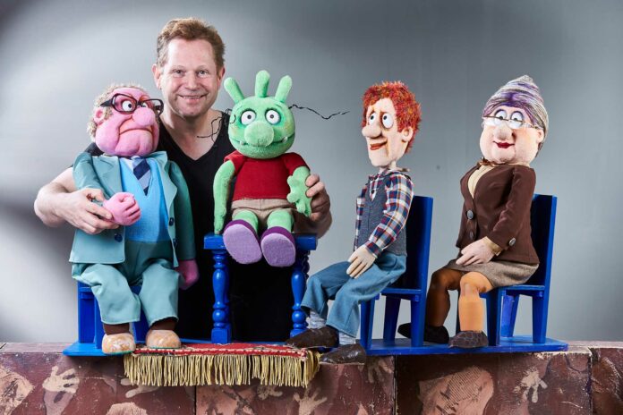 Andreas Blaschke mit seinen hochwertigen Puppen, die beim Puppentheater „Hilfe die Olchis kommen“ in der Kleinen Bühne im Kurpark Bad Neuenahr-Ahrweiler zum Einsatz kommen. ©Figurentheater Köln Andreas Blaschke