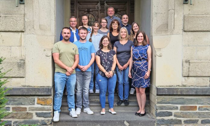 Erster Kreisbeigeordneter Horst Gies MdL (2. v. l.) zusammen mit der Abteilung Förderprogramme/Landwirtschaft mit Abteilungsleiterin Jennifer Nehring (rechts) und Markus Göbel von der Fachbereichsleitung (hinten). Foto: L. Beuermann / Kreisverwaltung Ahrweiler