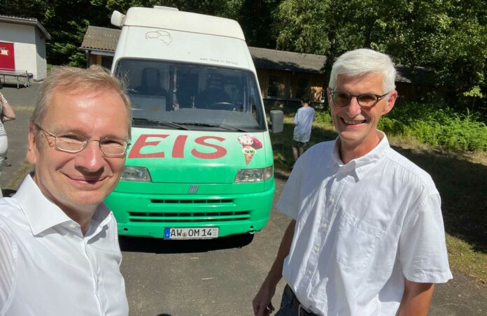 Bürgermeister Andreas Geron (l.) und Sinzigs Ortsvorsteher Reiner Friedsam überraschten die Kinder der AWO-Freizeit mit dem Eiswagen. Foto: Stadtverwaltung Sinzig