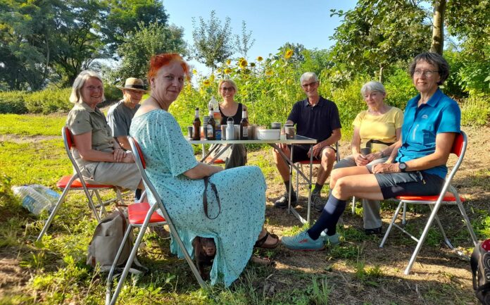 Neben dem Gärtnern ist auch der Austausch untereinander für die Teilnehmerinnen und Teilnehmer der Sinziger Initiative Gemeinschaftsgarten wichtig. Foto: Stadtverwaltung Sinzig, Sonja Wuttke