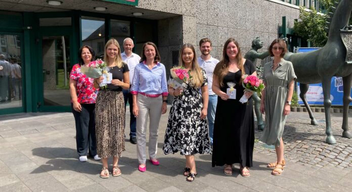 Landrätin Cornelia Weigand (4. v. l.) überreichte Laura Sebastian (2. v. r.), Genita Berbatovci (4. v. r.) und Anna Schumacher (2. v. l.) Präsente zum erfolgreichen Abschluss. Foto: C. Wicher / Kreisverwaltung Ahrweiler