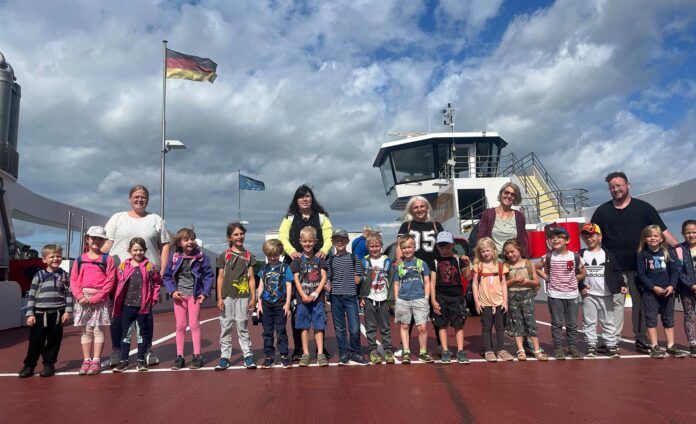 Sichtlich beeindruckt waren die Maxi-Kinder der Kita Moritz auf der Fahrt mit der Fähre über den Rhein. Foto: Stadtverwaltung Sinzig, Leonie Käppel