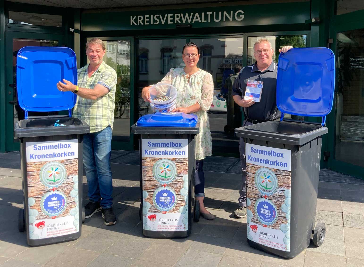 Meik Würtz (l.), Vorsitzender des Karnevalsklübchen Kraus e. V., nahm kurz vor dem Kronkorkenfest drei weitere volle Sammelbehälter an der Kreisverwaltung entgegen. Foto: C. Wicher / Kreisverwaltung Ahrweiler