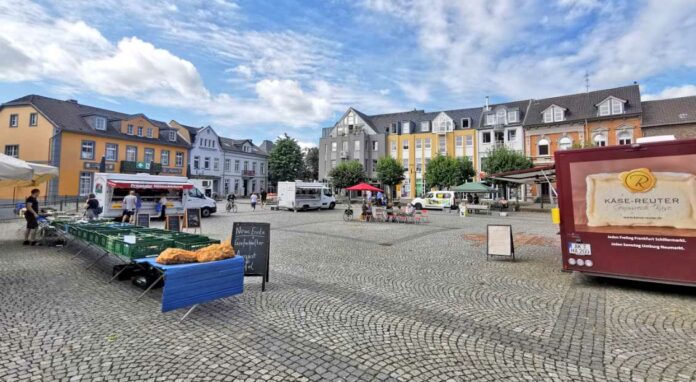 Der Wochenmarkt auf dem Sinziger Kirchplatz hat sich etabliert. Foto: Stadtverwaltung Sinzig, Fanny Merting