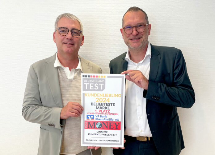 Sascha Monschauer, Vorstandsvorsitzender der VR Bank RheinAhrEifel eG (links), und Michael Nisius, Bereichsleiter für Vertriebsmanagement, Marketing, Produktmanagement und Nachhaltigkeitsmanagement (rechts), freuen sich über die Auszeichnung zur beliebtesten Marke 2024.