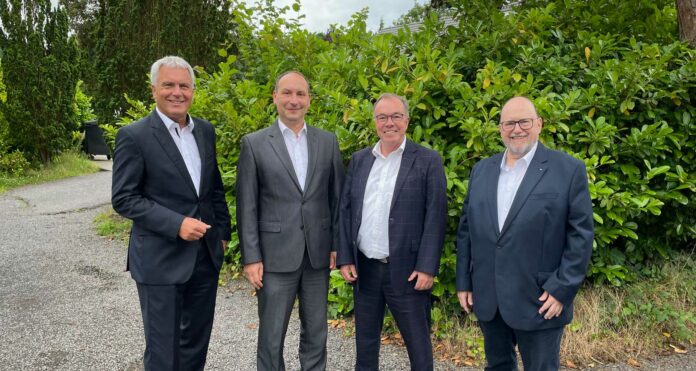 Vlnr.: Teamleiter Privatkunden Jochen Nett, Geschäftsstellenleiter Jürgen Wagner, ehemaliger Geschäftsstellenleiter Alois Wagner und Betriebsratsvorsitzender Stefan Linden.