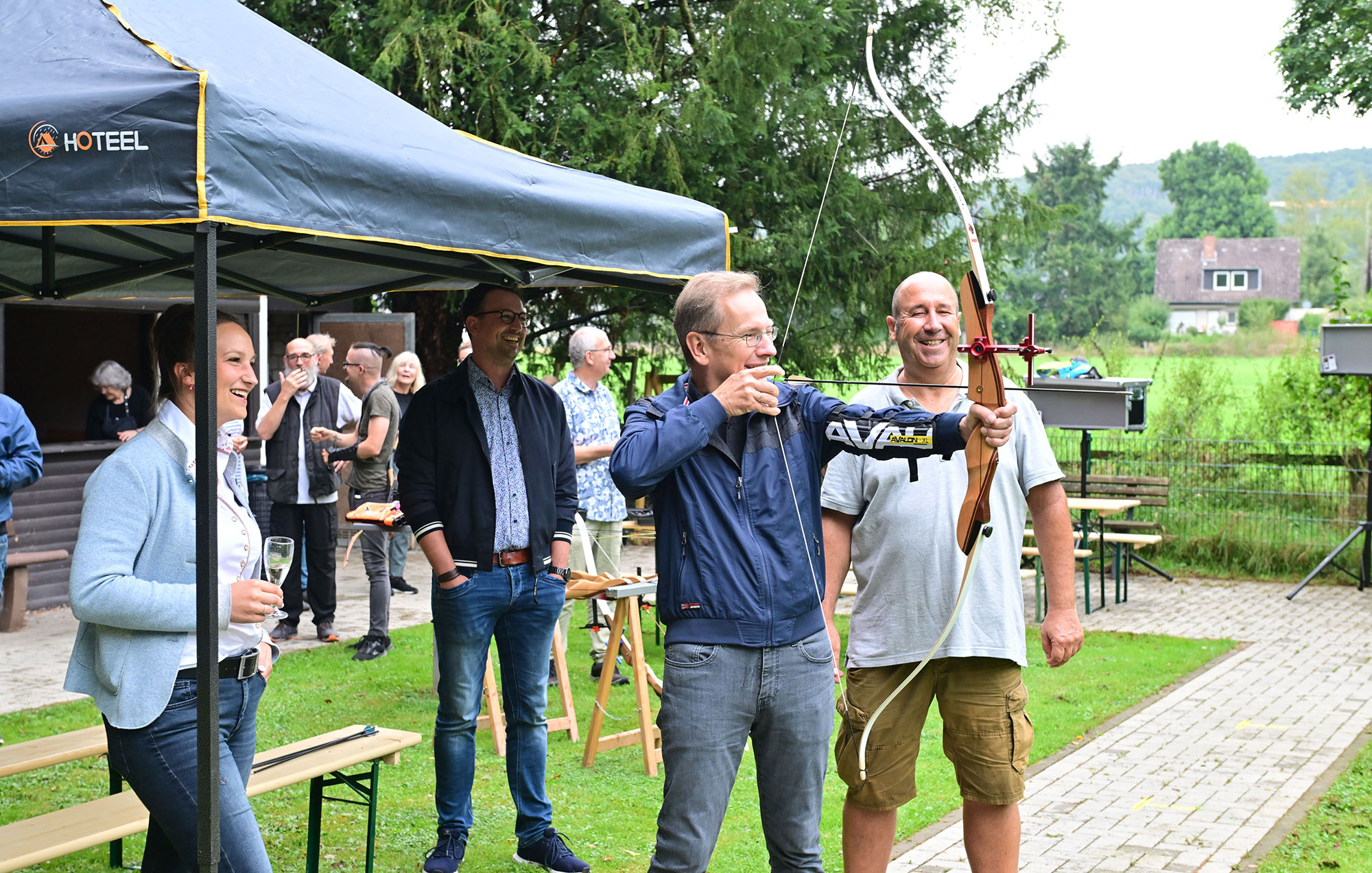 Auch Bürgermeister Andreas Geron (2.v.r.) nutzte anlässlich der Wiedereröffnung des Trainingsgeländes der Sinziger Bogenschützen die Gelegenheit zu einem Probetraining.