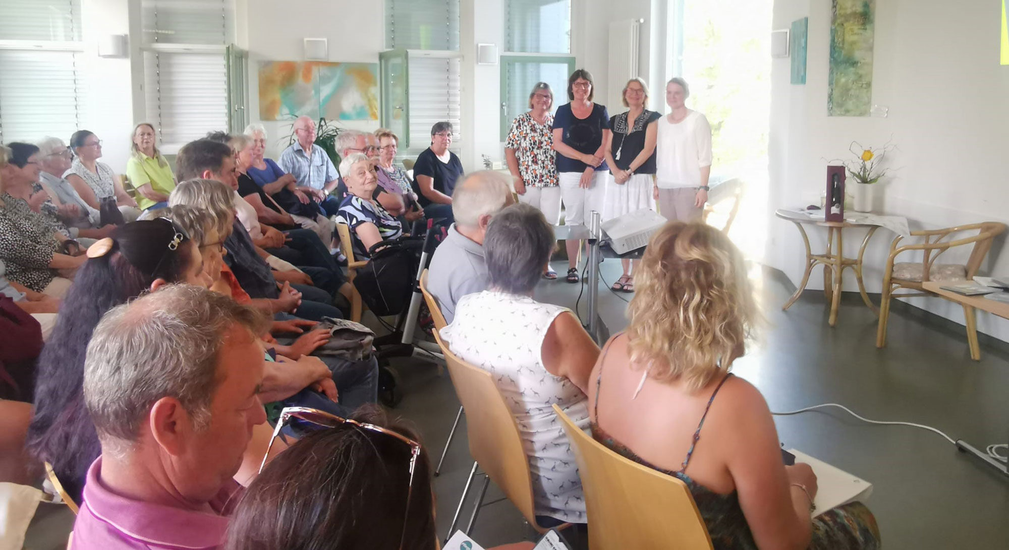 (Von links, stehend) Marion Surrey vom MGH, Gemeindeschwesterplus Ingrid Neubusch, Ute Remshagen vom Pflegestützpunkt und Referentin Maike Retterath präsentierten mit „Demenz“ ein Thema, dass bei vielen auf großes Interesse stieß. Foto: Andreas Surrey
