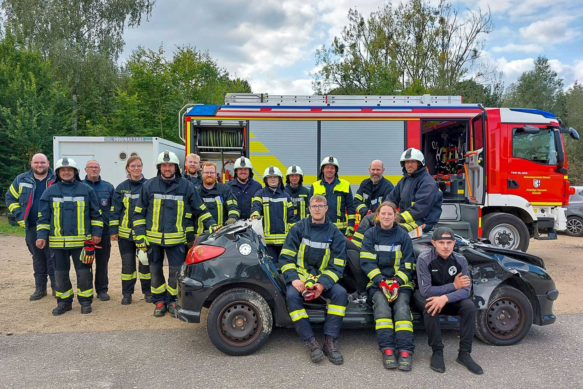 Im Rahmen der Truppmannausbildung der Freiwilligen Feuerwehr der Verbandsgemeinde Altenahr unterrichteten der stellvertretende Wehrleiter der Verbandsgemeinde Altenahr Thorsten Gasper (3. v. li.), Materialwart Stefan Saager (li.) und Heckenbachs Wehrführer Paul Schier am vergangenen Samstag 18 Einsatzkräfte das Modul „Technische Hilfe“. (Foto: Paul Schier / FFW)