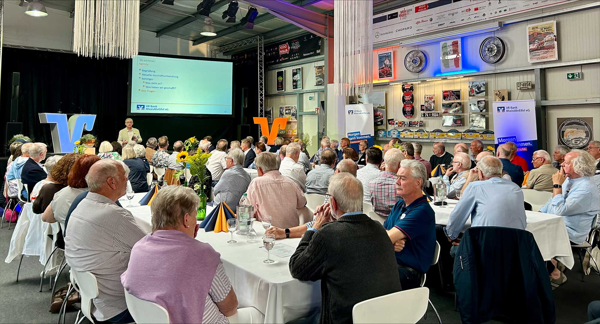 Ehemaligen-Treffen der VR Bank RheinAhrEifel eG in der Halle 129 in Mayen