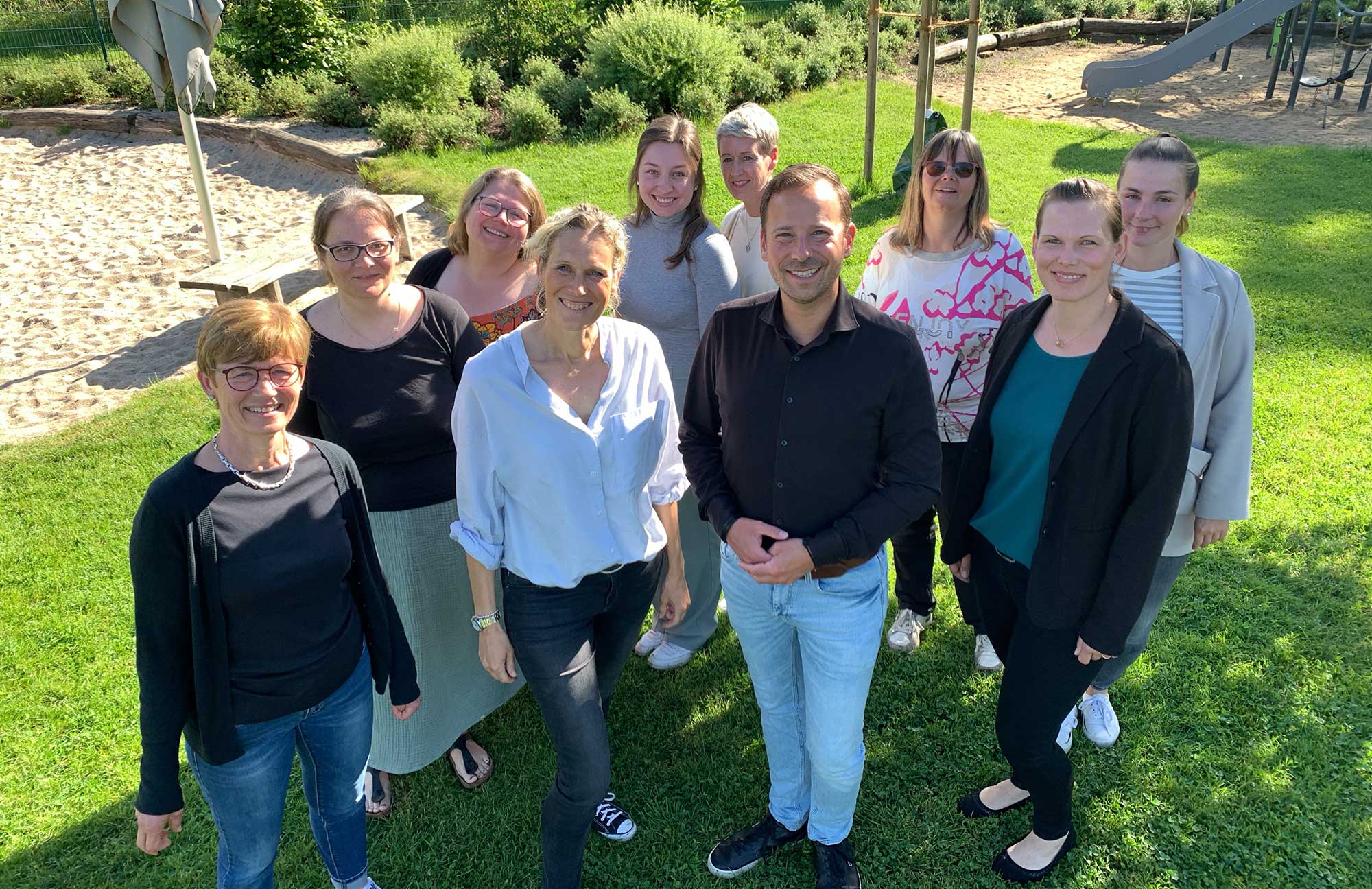 Bürgermeister Björn Ingendahl mit den Kita-Leitungen und dem Trägerteam aus der Verwaltung. Foto: Alina Thomas