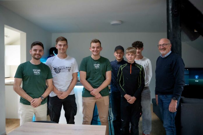 Endlich war es soweit! Der Jugendraum in Hönningen konnte nach einem Jahr Renovierungsarbeiten gemeinsam mit den Jugendlichen, dem treuen Projektpartner IKEA Koblenz sowie den Ehrenamtlichen der Stiftung Ahrtal eingeweiht werden. Hierüber freut sich die Stiftung Ahrtal sowie Herr Schwarzmann als Ortsbürgermeister ebenso sehr wie die Jugendlichen, die nun einen neuen Rückzugsort nutzen können.