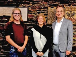 Bürgermeister Andreas Geron (r.) gratulierte dem neuen Vorsitzende Jan Hanenberg sowie seiner Stellvertreterin Maike Moravic zur Wahl.