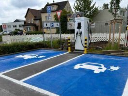 Auf der städtischen Fläche am Rande des Kaufland-Parkplatzes stehen nun weitere Schnell-Ladesäulen zur Verfügung. Foto: Stark Energy GmbH