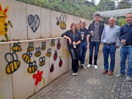 Maike Moravec, Jan Hanenberg und Kilian Jüris vom Sinziger Jugendbeirat bedankten sich bei Joachim Figura und Dr. Richard Figura von der CISS TDI GmbH (v.l.) für die zur Verfügung gestellte Graffitiwand. Foto: Stadtverwaltung Sinzig, Sonja Wuttke