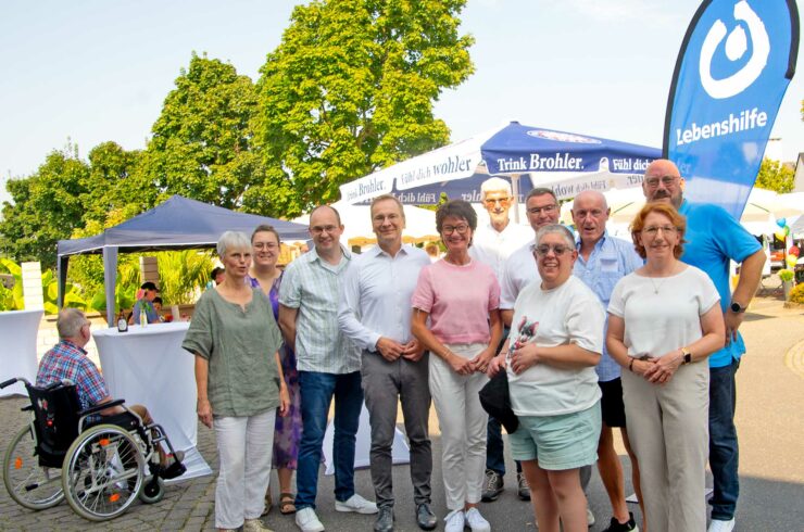 Nicht nur viele Mitglieder und Freunde waren zum Sommerfest der Lebenshilfe auf dem Kaiserplatz in Sinzig gekommen, sondern auch die politische Prominenz war zu Gast. Ulrich van Bebber (3. von rechts) konnte als Vorsitzender der Lebenshilfe unter anderem den Kreisbeigeordneten Horst Gies (5. von rechts), Bürgermeister Andreas Geron (4. von links), Ortsvorsteher Rainer Friedsam (Mitte), MdL Susanne Müller (2. von rechts) sowie MdL Petra Schneider begrüßen.