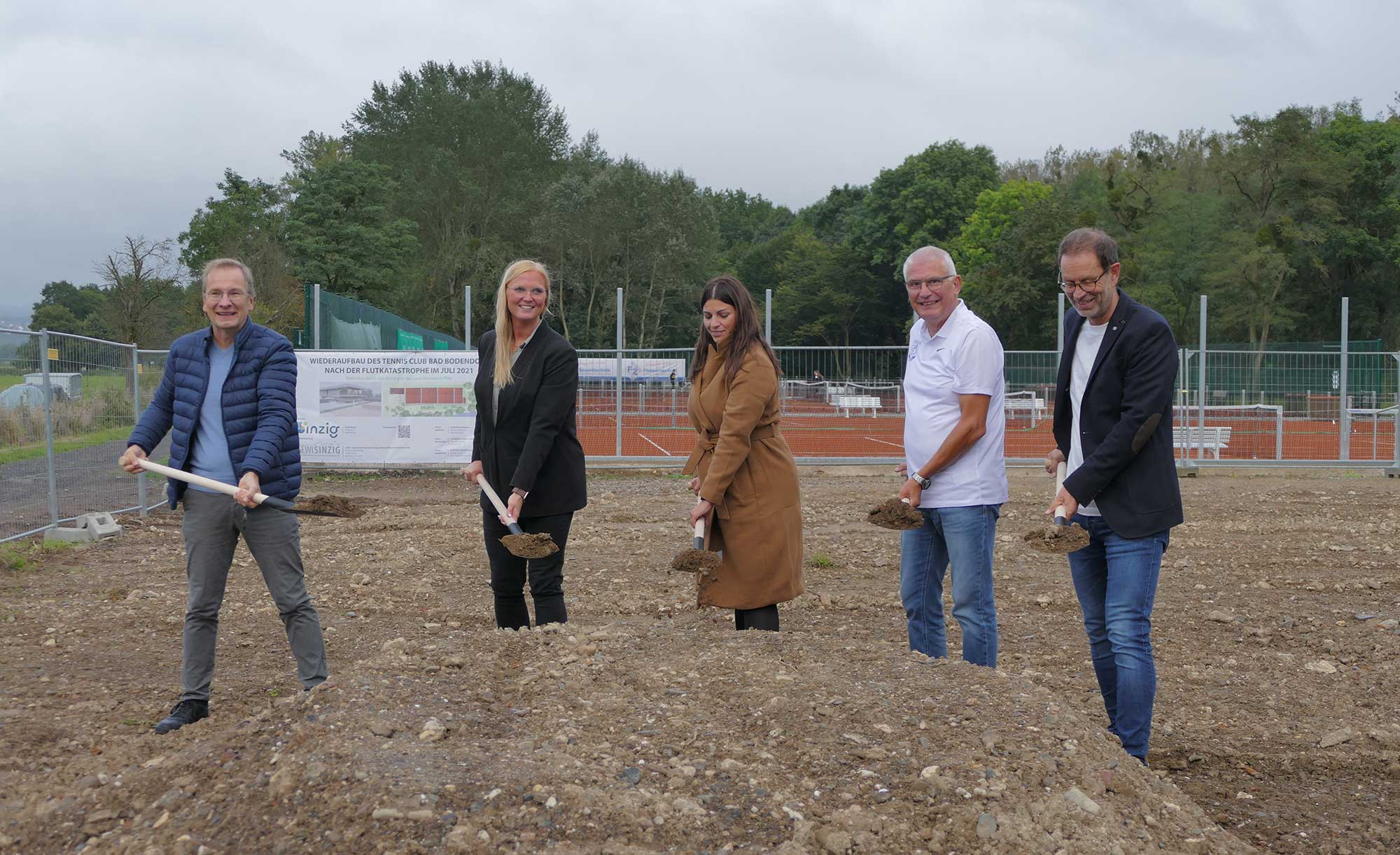Den obligatorischen symbolischen Spatenstich für das neue Vereinsheim des TC Bad Bodendorf absolvierte Bürgermeister Andreas Geron gemeinsam mit Nadine Baumann von der GEWI, Olga Weins vom Architekturbüro Schneiderarchitektur, dem Vereinsvorsitzenden Ralf Barnekow sowie dem Bad Bodendorfer Ortsvorsteher Jürgen Werf (v.l.).