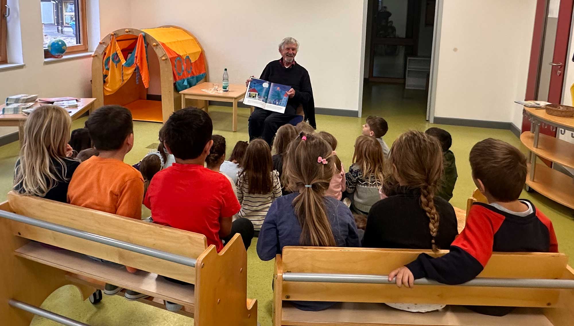 „Leseopa“ Helmut Möhring begeisterte auch in diesem Jahr am Bundesweiten Vorlesetag die Kinder in der Kita Storchennest. Foto: Stadtverwaltung Sinzig