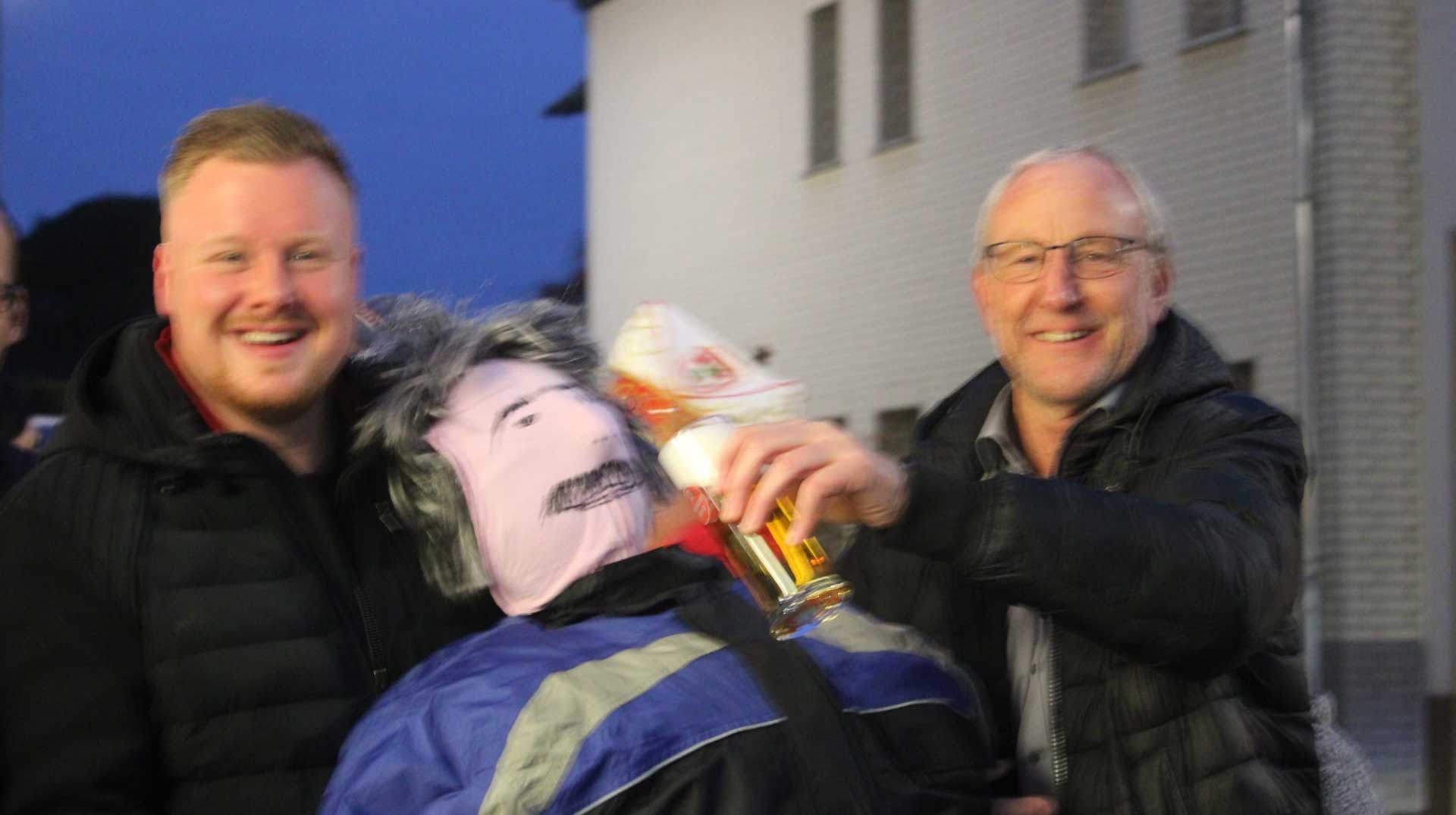 Florian Simons, Zachäus und OV Olaf Wulf. Das erste Kölsch, aus dem frisch angeschlagenen und vom Wirt gespendeten Fass, gehörte dem Kirmesmann Zachäus. Foto: Nicole Wolter