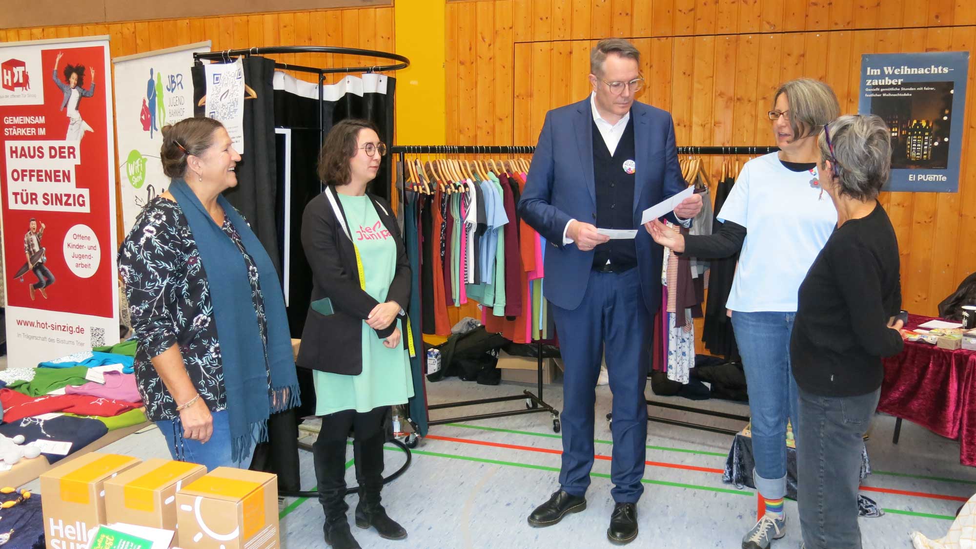 Besuch von MP A. Schweitzer am Stand des Weltladens (Bild W. Surek)