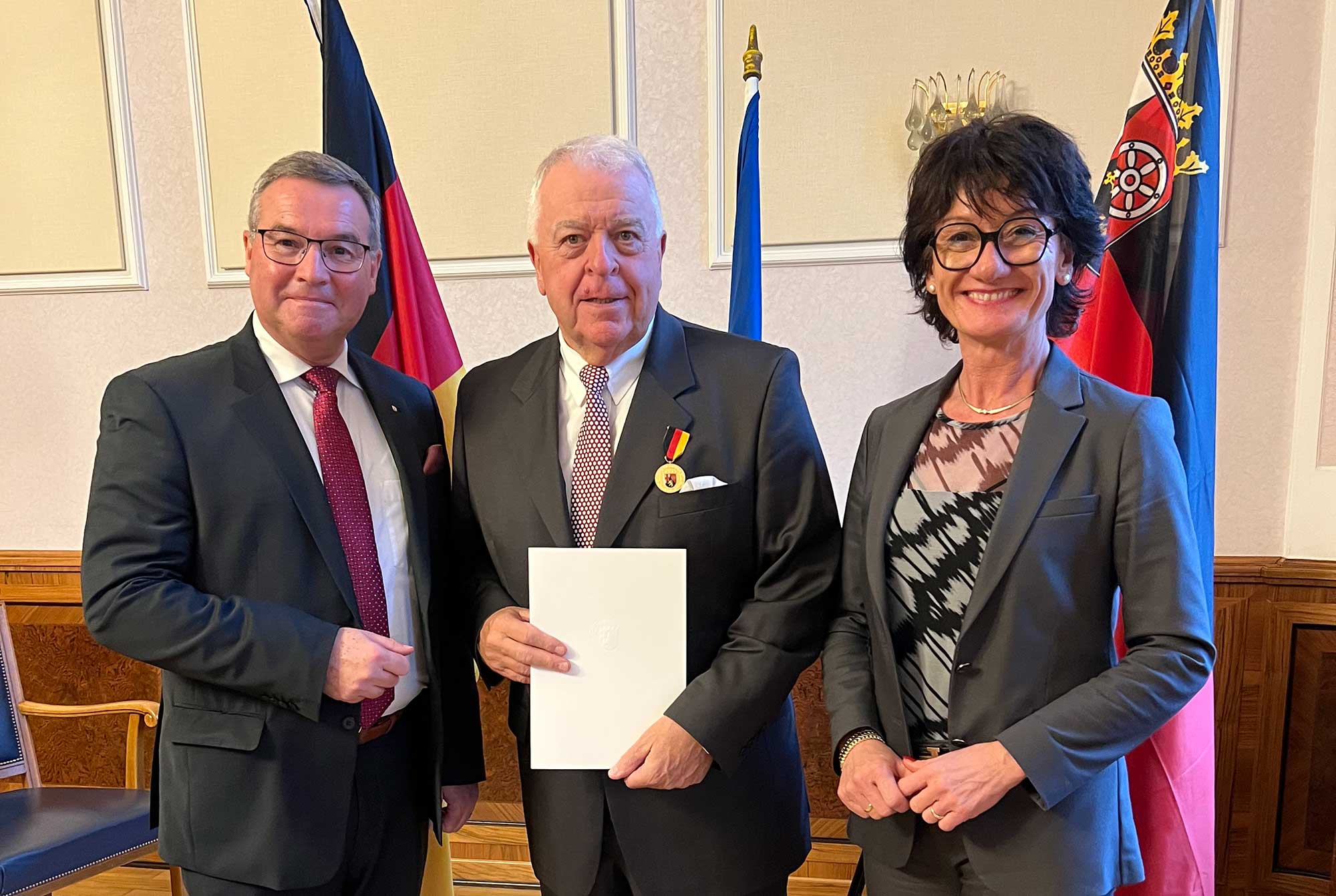 Horst Gies MdL (links) und Petra Schneider bei der Verleihung der Landesehrung an Guido Ernst Foto: P. Schneider