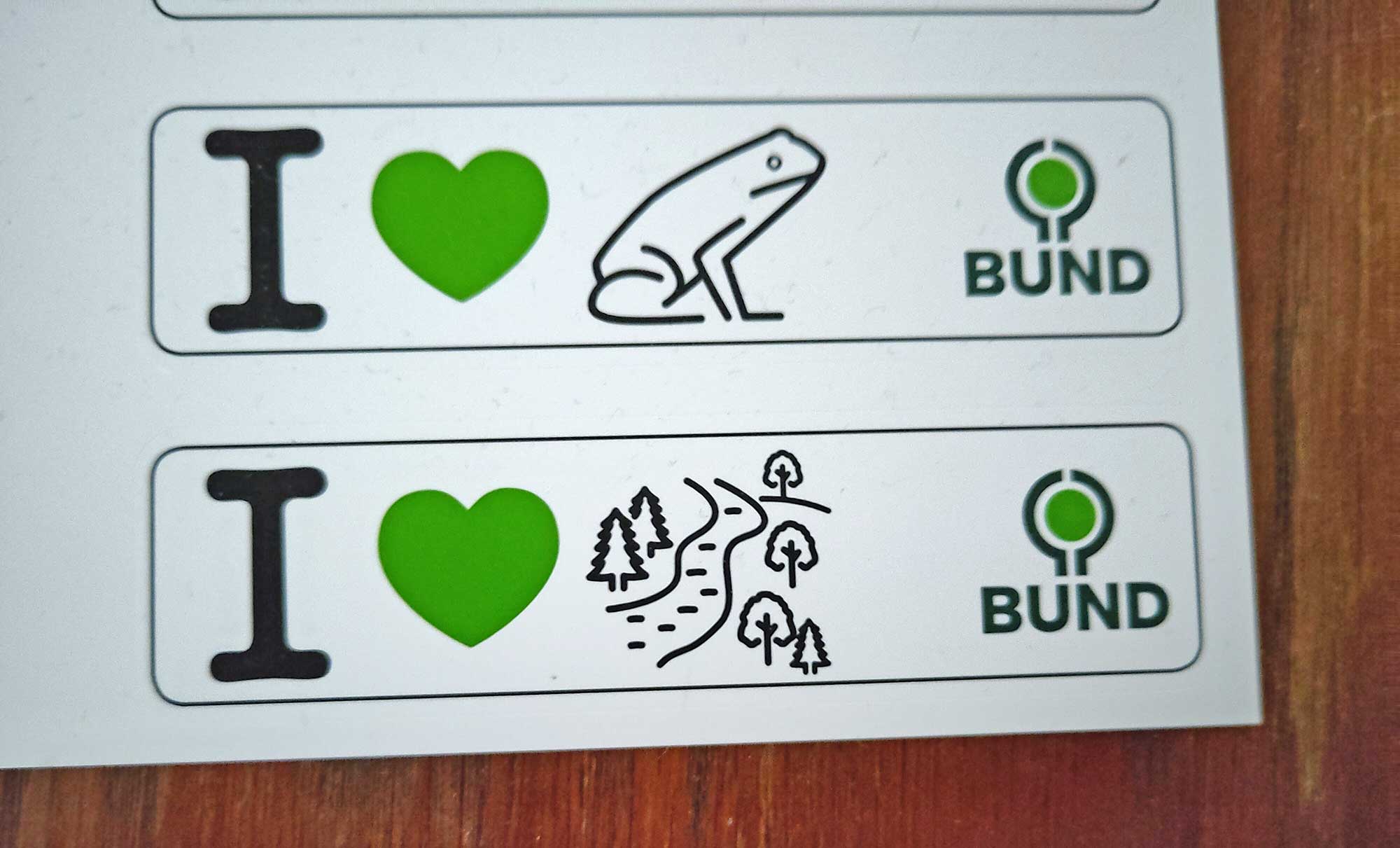 Foto: Stefani Jürries. BUND-Aktionsaufkleber zum Gewässerschutz.