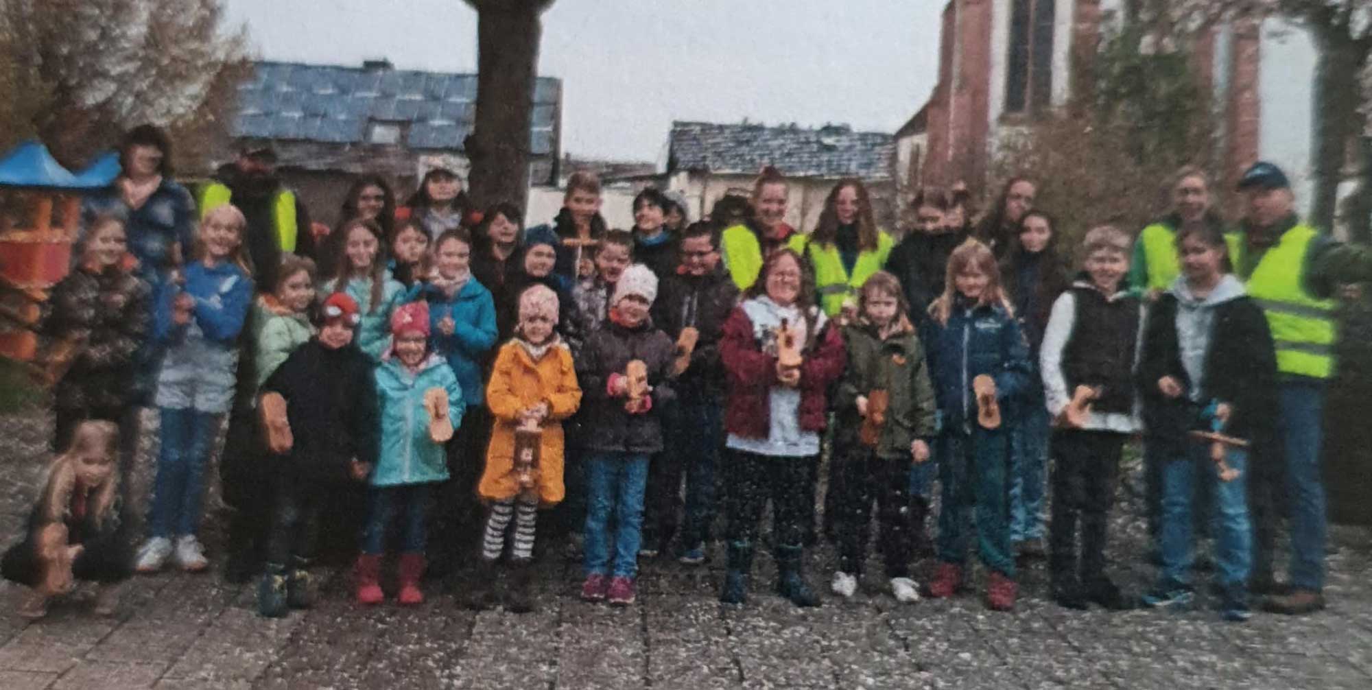 „Klapperkinder“ mit einigen Verantwortlichen - Anika Peters, Marco Born, Heike Vilz, Hubert und David Niemiecz – beim Treffpunkt in der Ortsmitte.