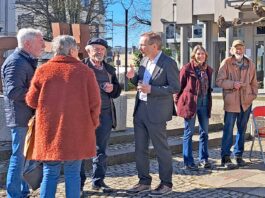 Auch Bürgermeister Andreas Geron nutzt das Markt-Klapp-Café auf dem Sinziger Kirchplatz, um mit Bürgerinnen und Bürger ins Gespräch zu kommen. Foto: Stadtverwaltung Sinzig, Sonja Wuttke
