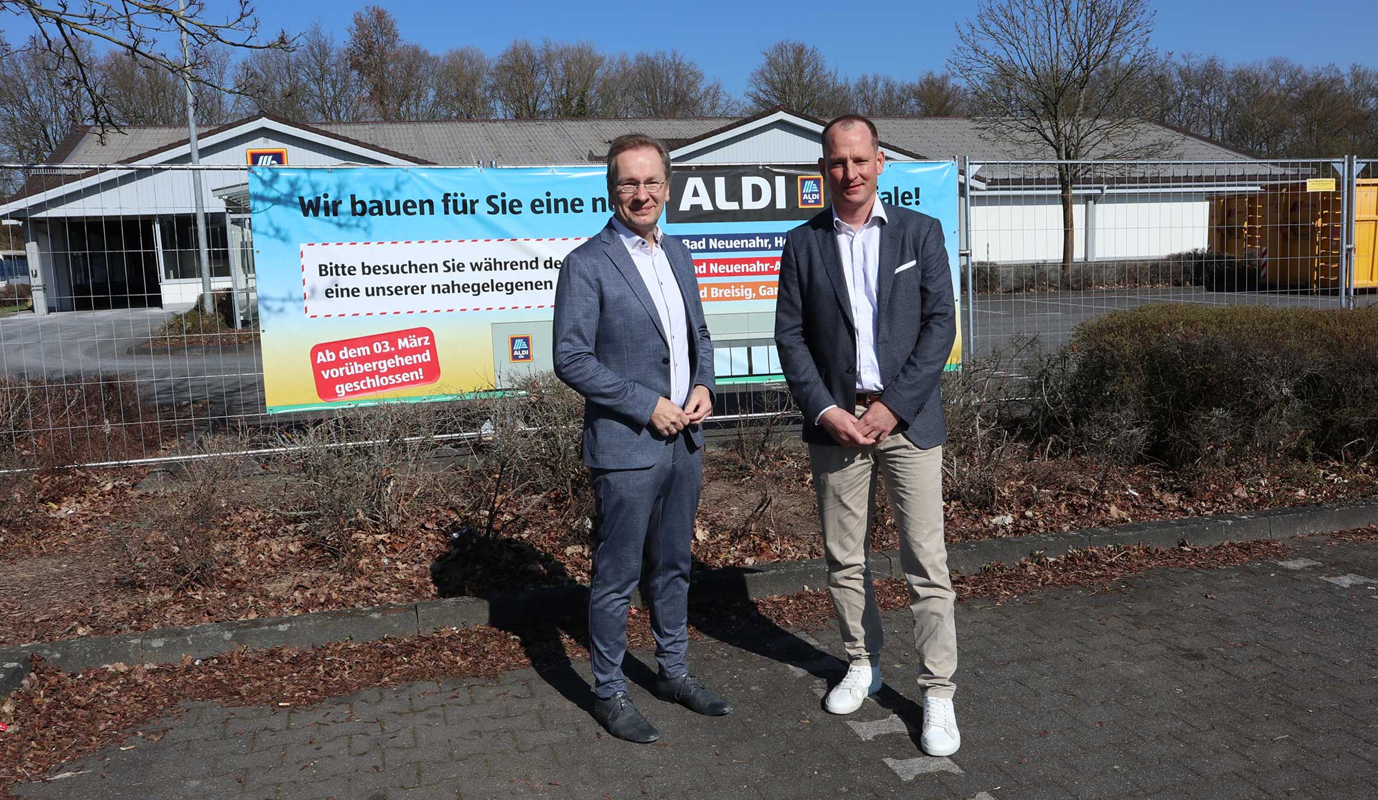 Bürgermeister Andreas Geron (l.) besichtigte gemeinsam mit Hans Horres von ALDI SÜD die Baustelle.