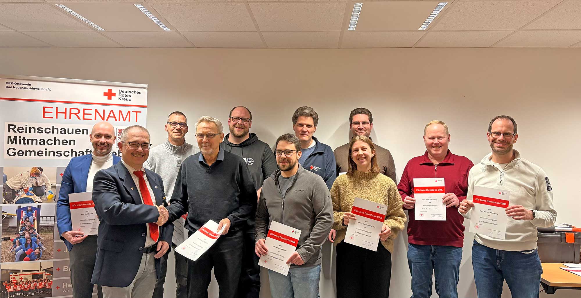Der Vorsitzender des OV Bad Neuenahr-Ahrweiler Michael Assenmacher (2. v. li.) ehrte Gerald Karl, Marco Schlicht, Werner Borchert, Daniel Blumenberg, Andreas Müller, Michael Alberti, Lisa Rademacher, Thomas Kurz, Markus Benning und Markus Kleinewig (v. li.) für insgesamt 190 Jahre Engagement beim Roten Kreuz. (Foto: Tom Clausnitzer / DRK-OV Bad Neuenahr-Ahrweiler)