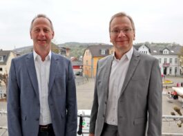 Bürgermeister Andreas Geron (r.) begrüßte den neuen Büroleiter Markus Jüris. Foto: Stadtverwaltung Sinzig Melanie Walkenbach