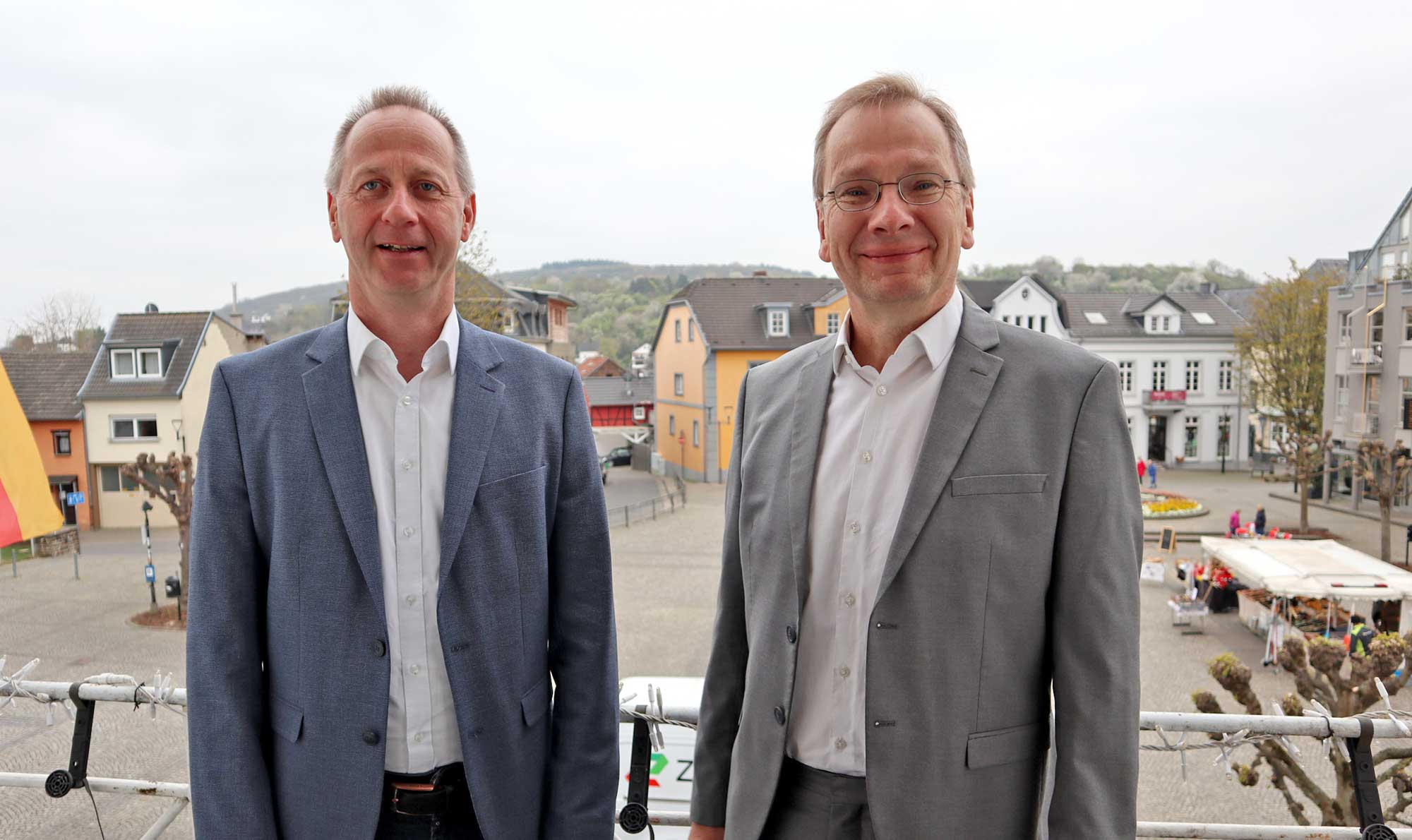 Bürgermeister Andreas Geron (r.) begrüßte den neuen Büroleiter Markus Jüris. Foto: Stadtverwaltung Sinzig Melanie Walkenbach
