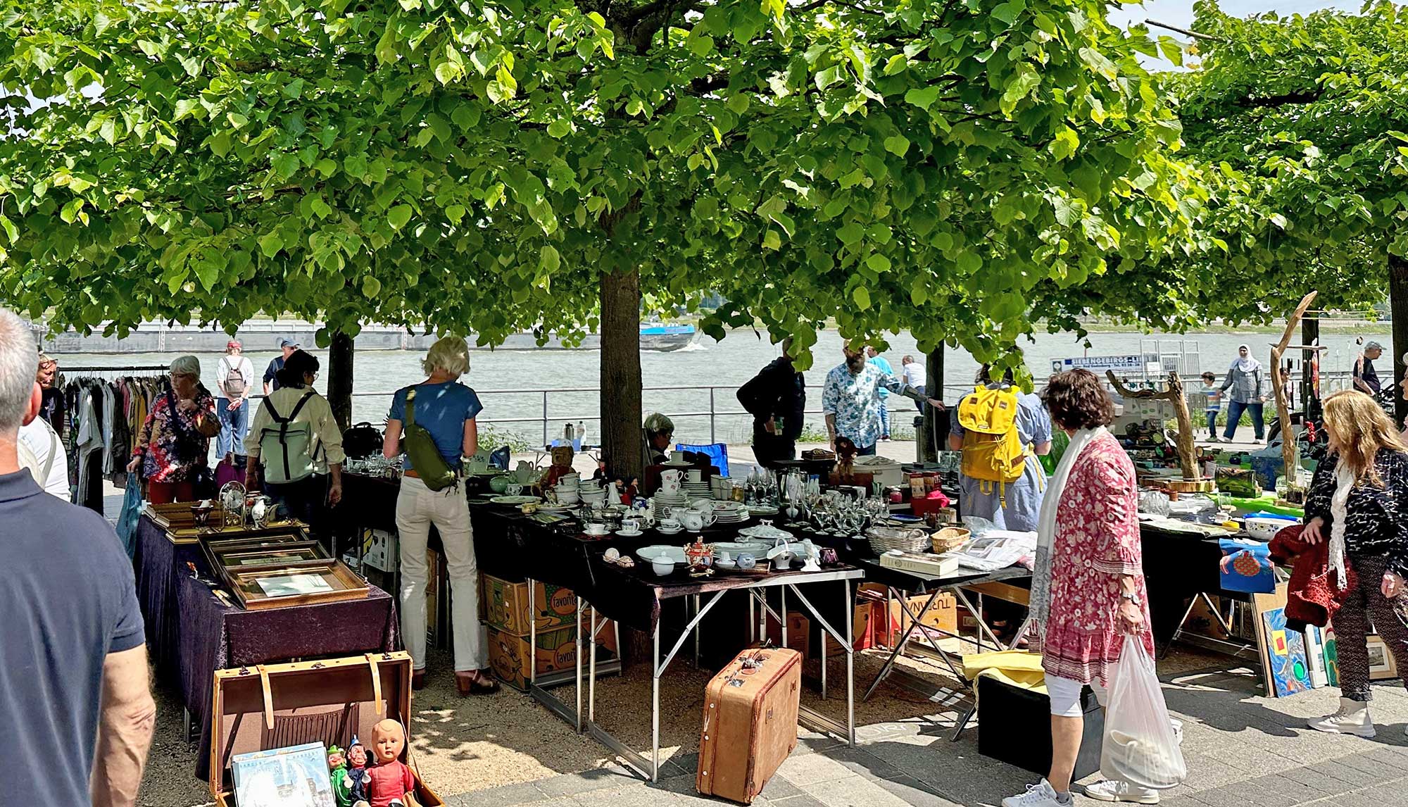 Trödel- und Antikmarkt auf der Remagener Rheinpromenade
