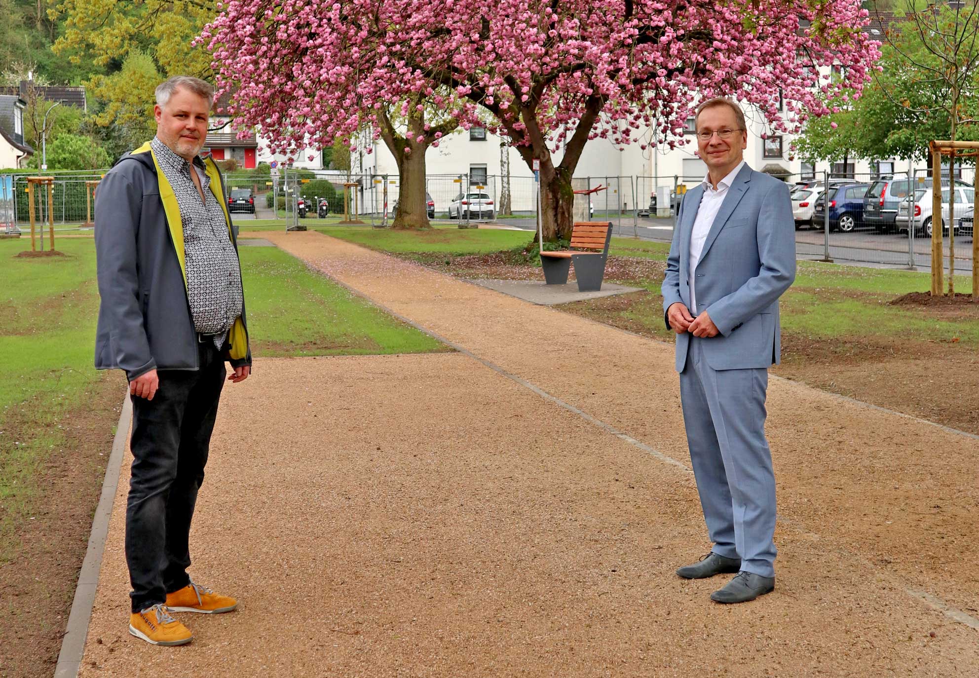 Bürgermeister Andreas Geron (r.) freute sich mit Bauamtsmitarbeiter Markus Meuer über die schnelle Umsetzung des Projektes. Foto: Stadtverwaltung Sinzig Melanie Walkenbach