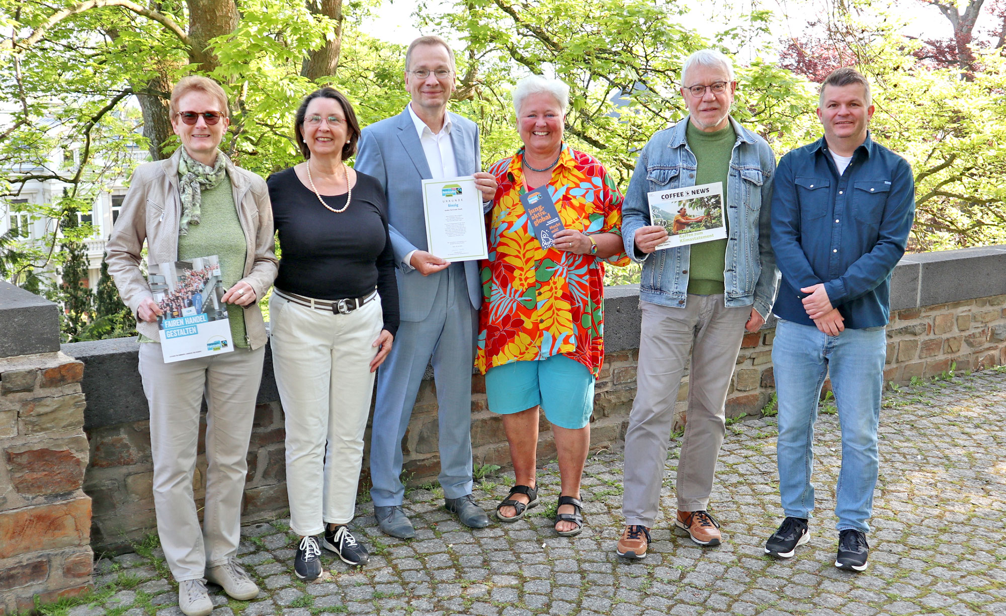 Renate Adams, Sigrid Saak, Bürgermeister Andreas Geron, Claudia Thelen, Rudolf Kirwald und Wirtschaftsförderer Oliver Göbel freuten sich über die Bestätigung des „Fairtrade-Stadt“-Titels für die Stadt Sinzig und über die geleistete Arbeit in den vergangenen zehn Jahren. Foto: Stadtverwaltung Sinzig Melanie Walkenbach