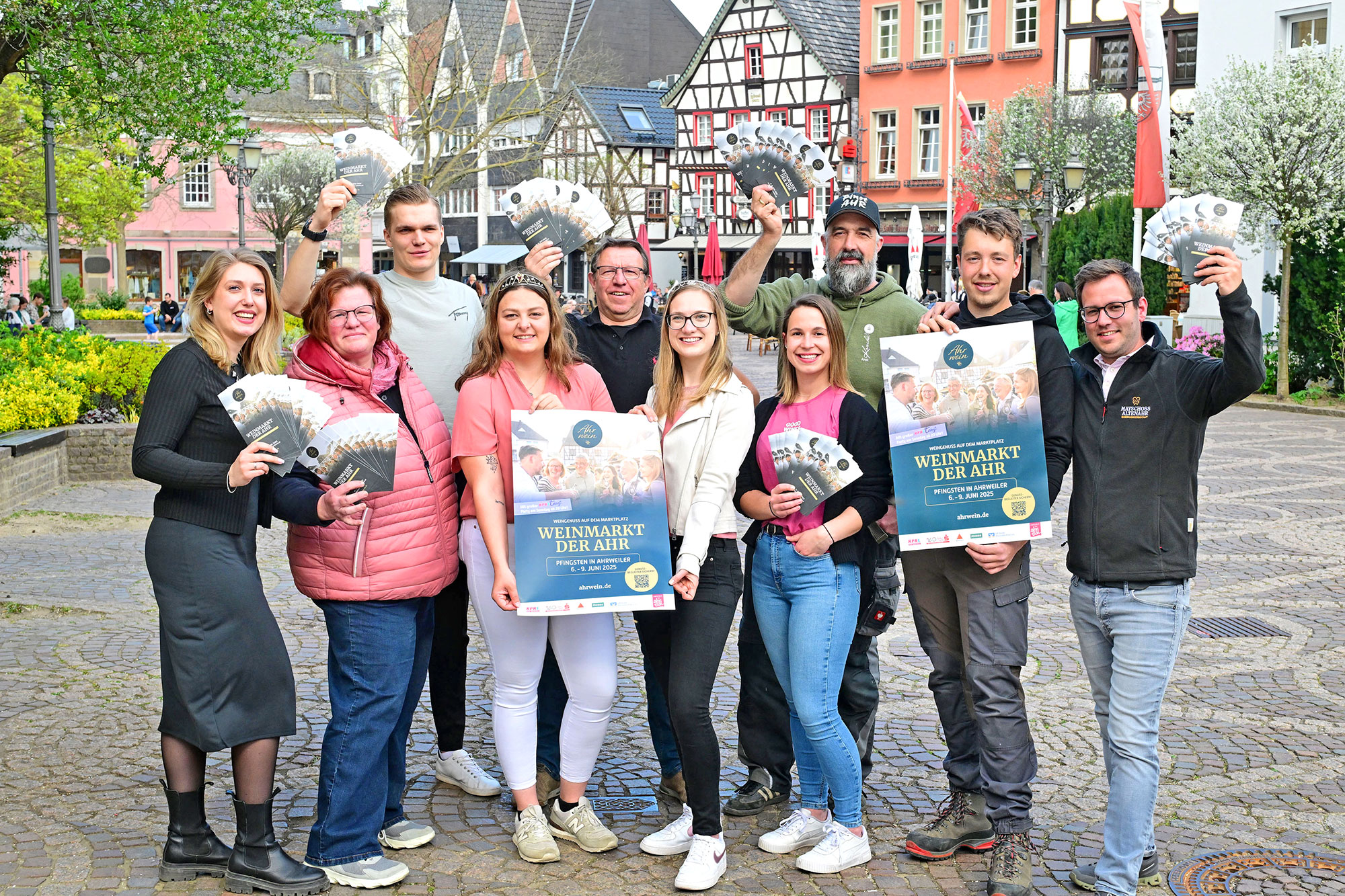 Vorfreude auf den Weinmarkt 2025: (v.l.) Gina Cremer (Ahrwein e.V.), Tanja Lingen (Weingut Peter Lingen), Jonathan Schwarz (Brogsitter Weingüter), Ahrweinkönigin Annabell Stodden, Otger Schell (Weingut O. Schell), Ahrweinprinzessin Laura Nietgen, Michael Kriechel (Weingut Peter Kriechel), Robin Doetsch (Weingut Deutzerhof), Felix Brüggert (Jungwinzer Next Generation) und Dirk Stephan (WG Mayschoß-Altenahr) © Martin Gausmann
