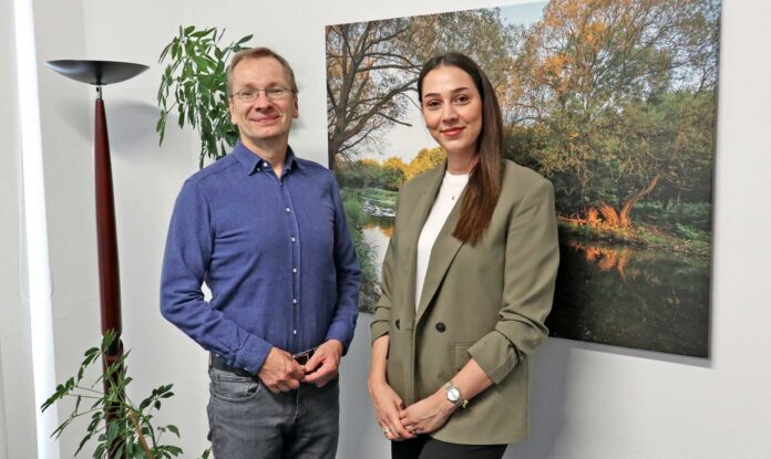 Bürgermeister Andreas Geron (l.) begrüßte Dilara Türkel als neue Mitarbeiterin des Sinziger Bauamtes im Bereich Hochbau. Foto: Stadtverwaltung Sinzig, Melanie Walkenbach