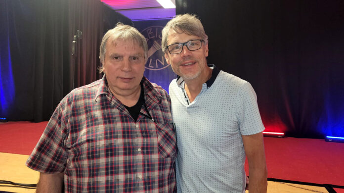 „Christoph Sieber (r.) nach seinem Auftritt mit dem BREISIG.live-Vorsitzenden Rüdiger Kowalsky vor der Bühne im „Kultschuppen“ Jahnhalle Bad Breisig.“ Foto:  Kulturverein BREISIG.live eV Michael Koch