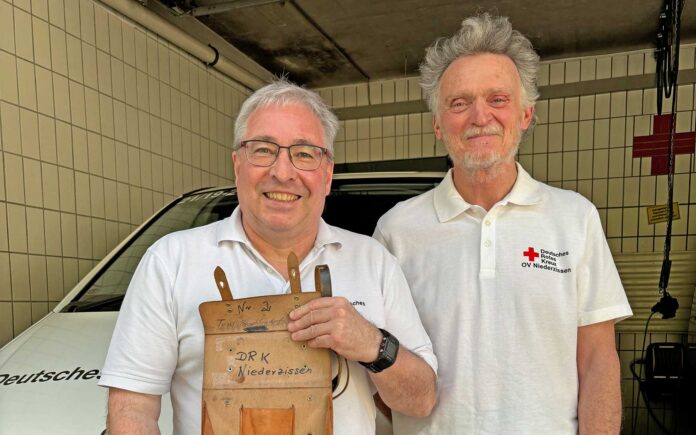 Klaus Schneider (li.) und Herbert Reuter (re.) vom DRK-OV Niederzissen waren 1985 beim ersten Rock am Ring im Einsatz. Damals noch mit kleiner Verbandtasche zum Umhängen. Foto: Astrid Zens / DRK-Kreisverband Ahrweiler e.V.