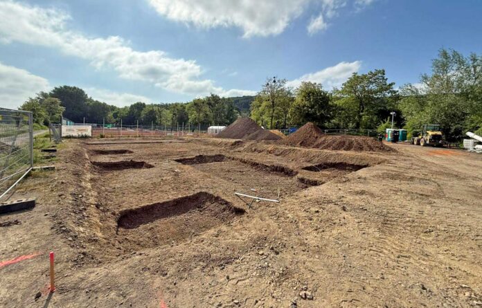Die Erdbauarbeiten auf dem Gelände des TC Bad Bodendorf haben begonnen, die Fundamente für das neue Vereinsheim wurden ausgeschachtet. Foto: Stadtverwaltung Sinzig, Nadine Baumann
