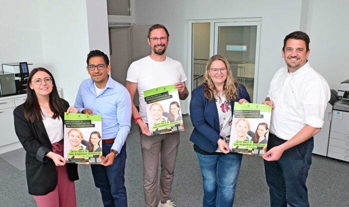 v.l.: Dania Münch, Referentin Gesundheitswirtschaft bei der Marketing GmbH, Michael Planz, designierter Schulleiter Physiotherapie, Daniel Wegen, Geschäftsführender Gesellschafter X-PHYSIO,Julia Winkler, designierte Schulleiterin Ergotherapie und Jan Ritter, Geschäftsführer Marketing GmbH, bei der Besichtigung der neuen Räumlichkeiten im Mittelzentrum. Foto: © Martin Gausmann