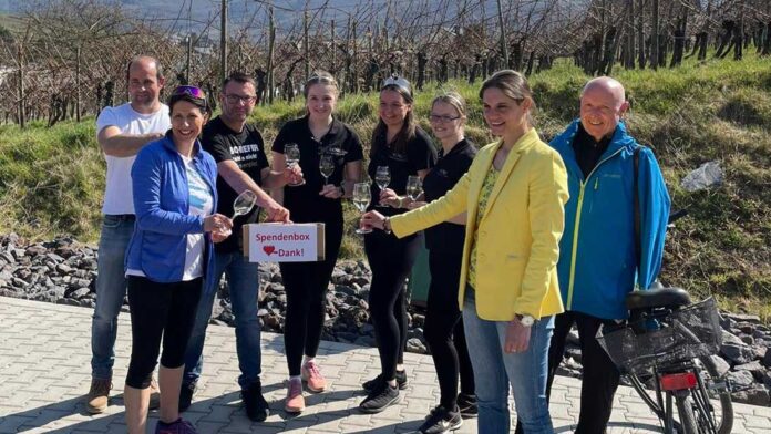 Vor 3 Jahren freute sich Christina Steinhausen (rechts) zusammen mit Wirtschaftsministerin Daniela Schmitt (2. von links) und dem Initiator der Radtour Oliver Platz (3. von links) über eine Spende (Archivfoto).