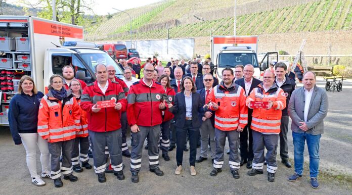 Die DRK Ortsvereine Adenau und Sinzig erhielten im April 2025 die Schlüssel für zwei neue Gerätewagen. Foto: Martin Gausmann / Kreisverwaltung Ahrweiler