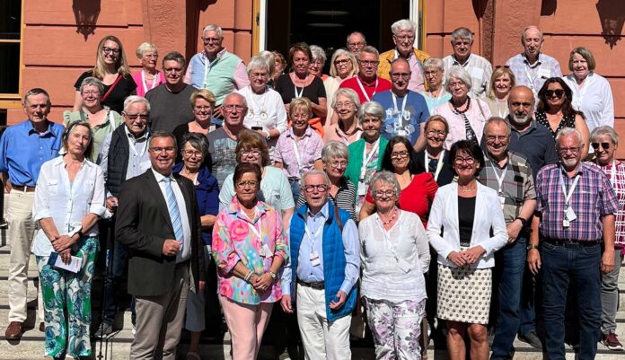 Horst Gies und Petra Schneider mit den Besuchern aus dem Wahlkreis 14. Foto: Horst Gies