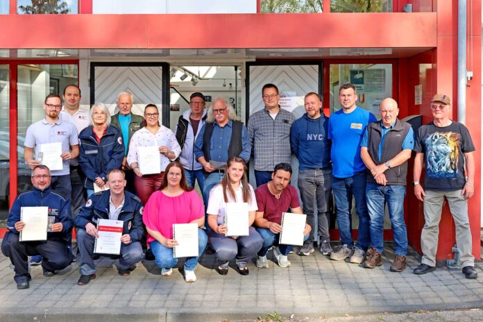 Eine Gruppe engagierter Lebensretter und Helfer: Für die lebensrettende unentgeltliche Blutspende wurden (v. re.) Michael Tempel (100), Hans-Peter Assenmacher (150), Michael Schwarz (25), Torsten Richter (50) und Frank Weiß (75) geehrt. Zwölf Einsatzkräfte des DRK-Ortsvereins Remagen e.V. erhielten die Einsatzmedaille des Bundesministeriums des Innern als Anerkennung für ihren unermüdlichen und selbstlosen ehrenamtlichen Einsatz während der verheerenden Flutkatastrophe am 14. Juli 2021. Zwei der Einsatzkräfte wurden darüber hinaus noch für fünf- und zehnjährige Mitgliedschaft geehrt. Foto: Thorsten Trütgen