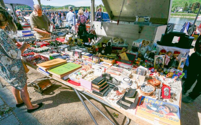Flohmarkt auf der Rheinpromenade Remagen