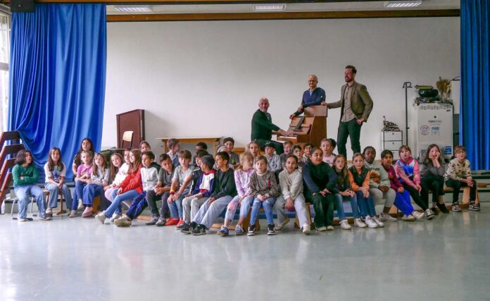 Holger Queck, Carl Rhomberg-Kauert und Schulleiter Florian Beck mit Kindern der Regenbogenschule Sinzig