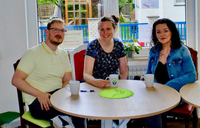 Michael Lüdtke, Kreissprecher DIE LINKE Ahrweiler; Rebecca Rupert, Landesvorstand DIE LINKE Rheinland-Pfalz; Monika Ott, Einrichtungsleitung DOMINO. Fotos: Jan Kopitzki