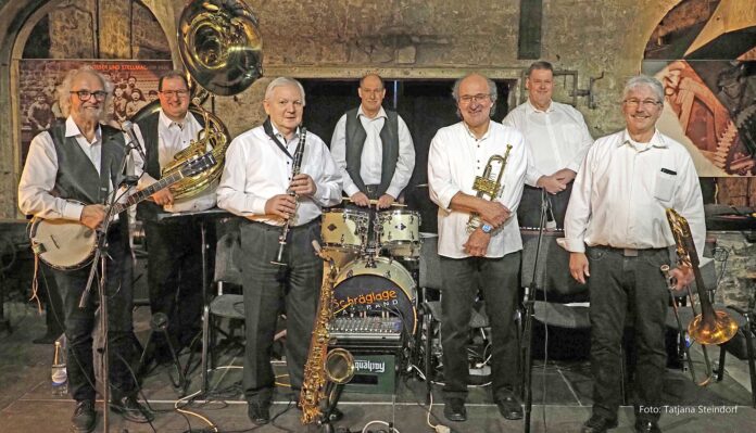 Der Kurpark-Biergarten bildet an Pfingstmontag wieder die ideale Kulisse für “Jazz im Park25“. In diesem Jahr bei einem “Walking Act“ auch ganz nah bei den Fans. Foto: Tatjana Steindorf 